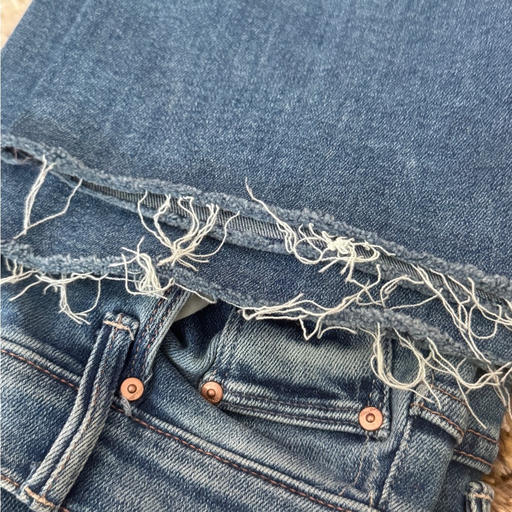 Mother Denim: Weekender Fray in "A Groovy Kind of Love" Wash - Picture 5 of 8